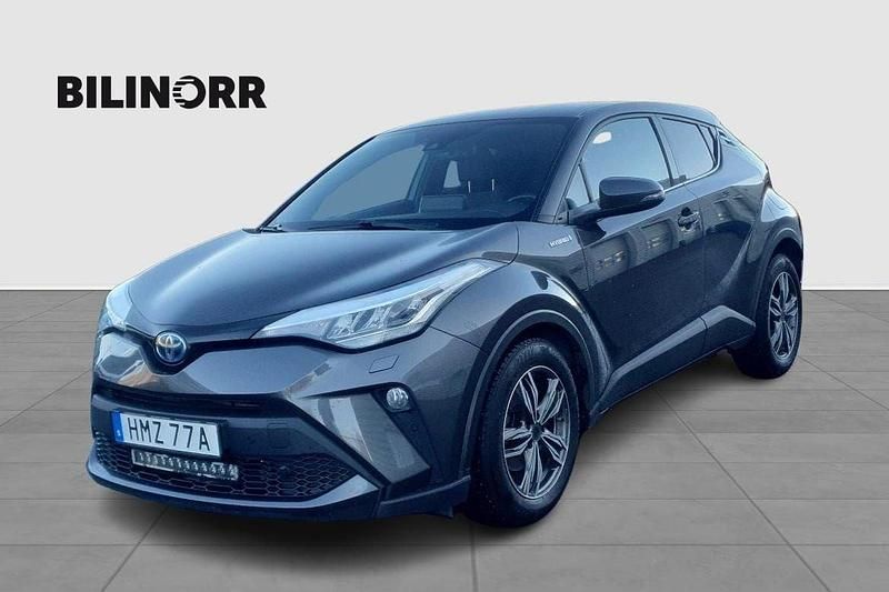Mörkgrå (grå) Begagnad 2020 Toyota C-HR+ Edition SUV | 219 900 kr (Marknadspris) - Bild 1/4