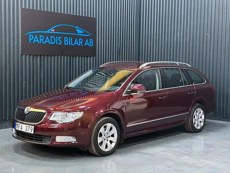 Mörkröd Begagnad 2011 Skoda Superb Ambition Kombi | 119 900 kr (Lite dyr) - Bild 1/4