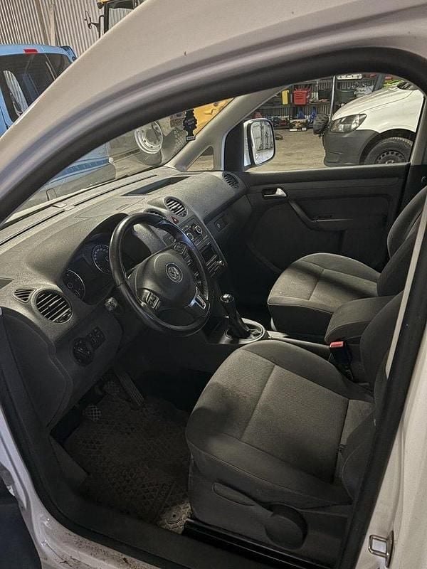 Vit Begagnad 2014 VW Caddy Minibuss | 92 000 kr (Marknadspris) - Bild 1/4