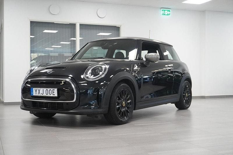 Svart Begagnad 2022 Mini Cooper Essential Halvkombi | 219 500 kr (Marknadspris) - Bild 1/4