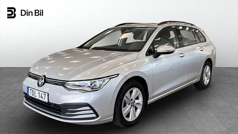 Silver (reflex silver metallic) Begagnad 2023 VW Golf VIII Kombi | 294 800 kr (Marknadspris) - Bild 1/4