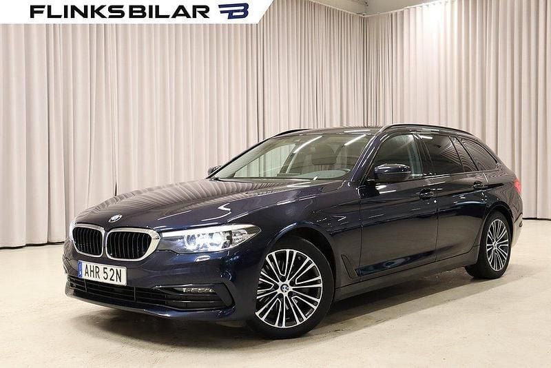 Blå Begagnad 2019 BMW 520 Sport Line Kombi | 299 900 kr (Bra pris) - Bild 1/4
