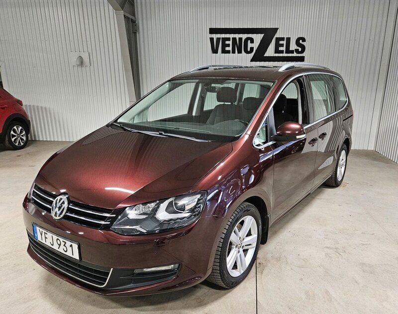 Mörkröd Begagnad 2016 VW Sharan Minibuss | 224 000 kr (Lite dyr) - Bild 1/4