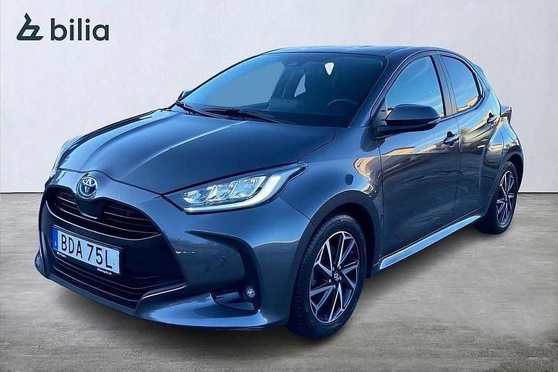 Grå Begagnad 2023 Toyota Yaris Hybrid Active Halvkombi | 234 900 kr (Marknadspris) - Bild 1/3