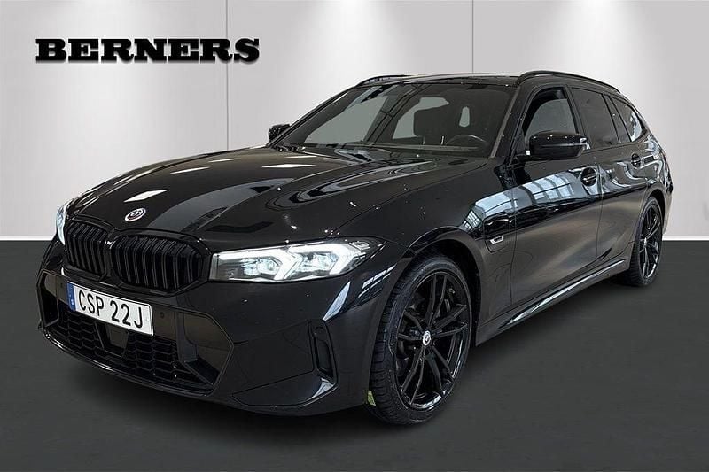 Svart Begagnad 2023 BMW 330e M Sport Kombi | 427 900 kr (Marknadspris) - Bild 1/4