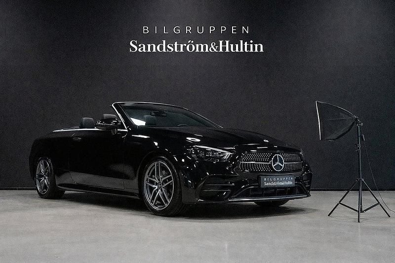 Obsidiansvart metallic Begagnad 2023 Mercedes E200 AMG Line Premium Plus Cab | 589 000 kr - Bild 1/4