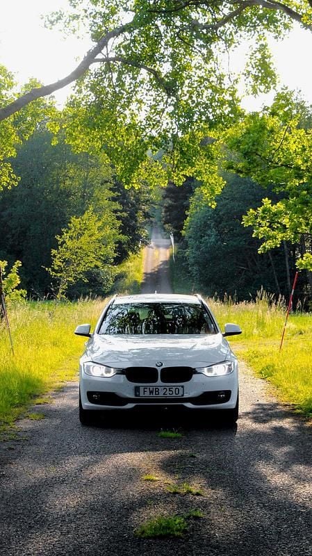 Vit Begagnad 2015 BMW 318 Sport Line Kombi | 114 900 kr (Marknadspris) - Bild 1/4