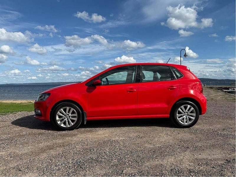 Röd Begagnad 2015 VW Polo Halvkombi | 72 900 kr (Marknadspris) - Bild 1/4