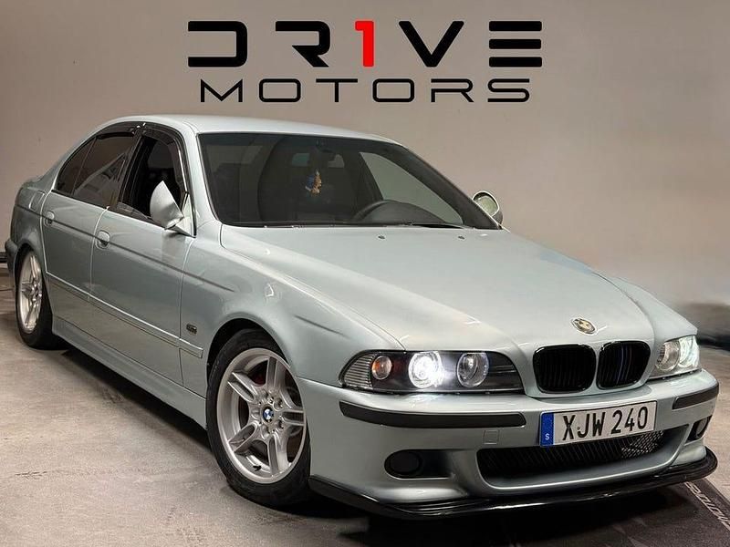 Silver Begagnad 2002 BMW 540 M Sport Sedan | 119 900 kr - Bild 1/4