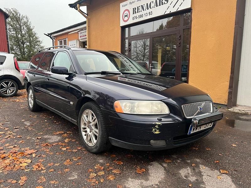 Mörkblå Begagnad 2005 Volvo V70 Kinetic Kombi | 18 000 kr (Superpris) - Bild 1/4