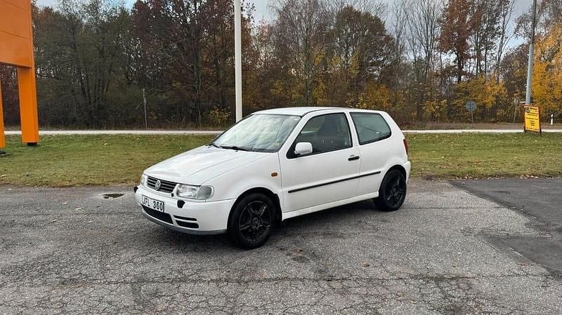 Begagnad VW Polo 54 HK (39 kW) 1995 Vit Halvkombi