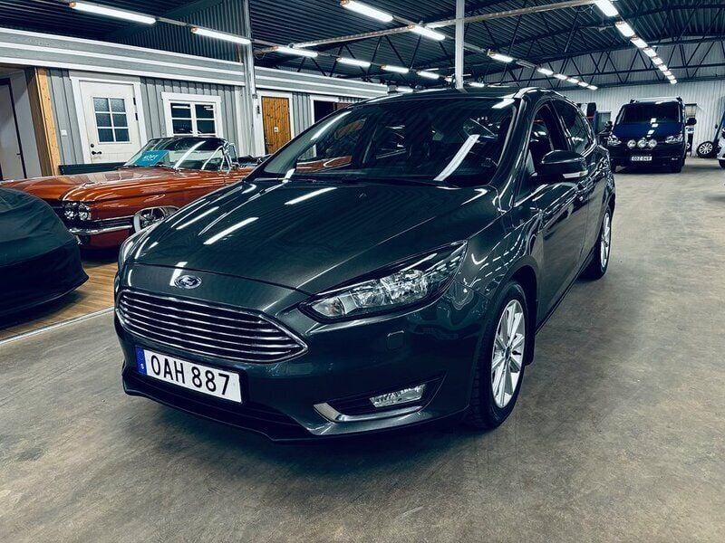 Grå Begagnad 2016 Ford Focus Titanium Halvkombi | 129 900 kr (Marknadspris) - Bild 1/4