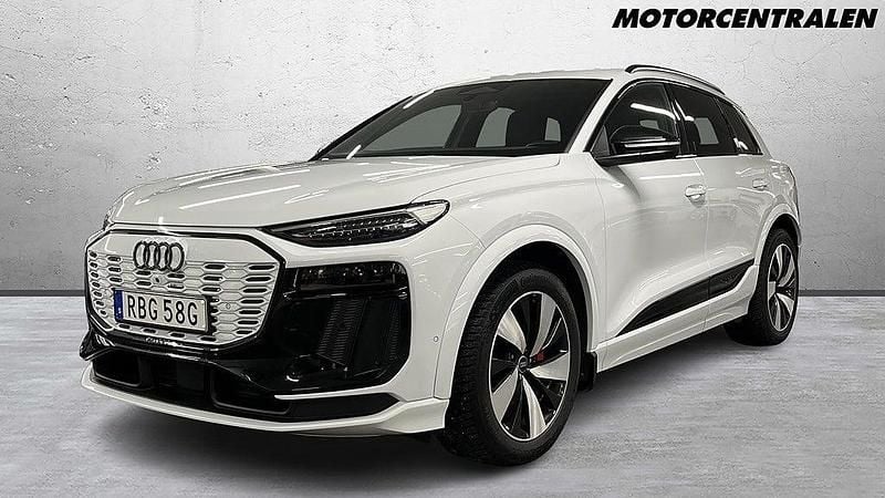 Vit Begagnad 2024 Audi Q6 e-tron Comfort SUV | 819 000 kr (Marknadspris) - Bild 1/4