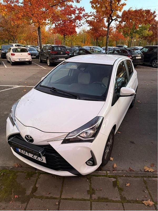 Vit Begagnad 2018 Toyota Yaris Active Halvkombi | 120 000 kr (Marknadspris) - Bild 1/4