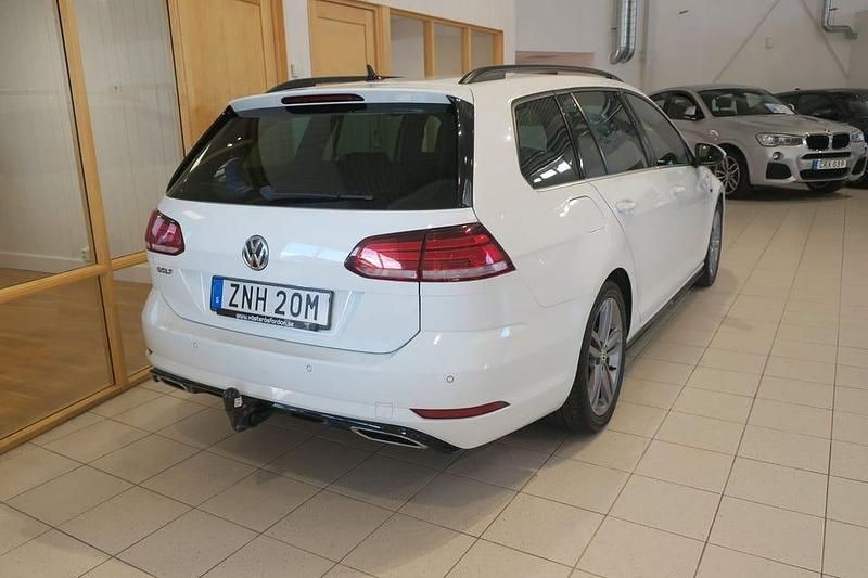 Begagnad VW Golf VII R-line 150 HK (110 kW) 2019 Vit Kombi