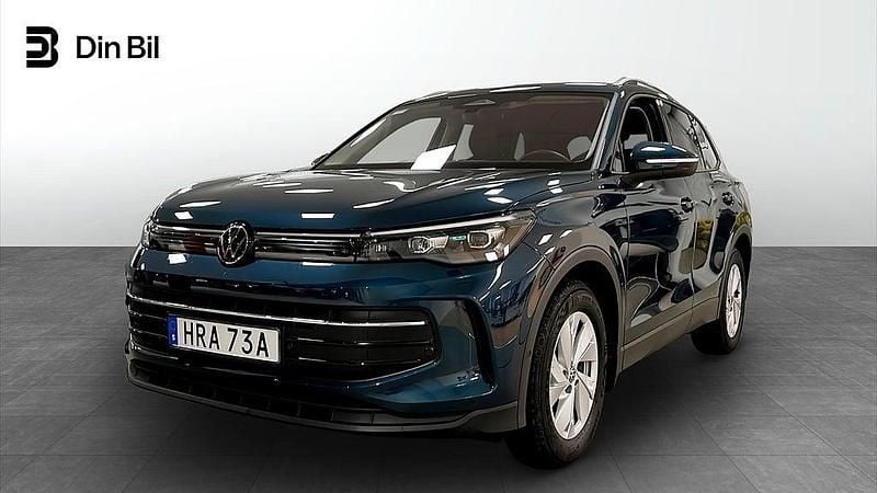 Mörkblå Begagnad 2024 VW Tiguan SUV | 389 900 kr (Lite dyr) - Bild 1/4