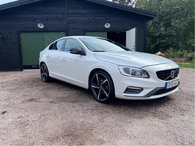 Vit Begagnad 2016 Volvo S60 R-Design Sedan | 135 000 kr (Bra pris) - Bild 1/4
