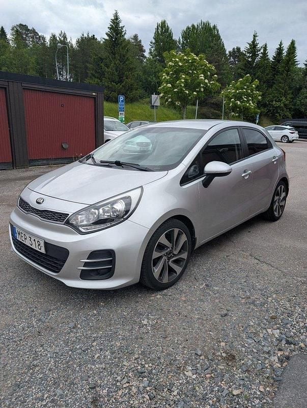 Grå Begagnad 2016 Kia Rio Halvkombi | 98 900 kr (Marknadspris) - Bild 1/4