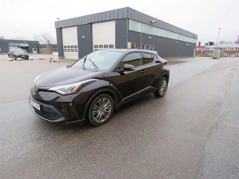 Svart Begagnad 2023 Toyota C-HR+ Executive SUV | 259 000 kr (Marknadspris) - Bild 1/4