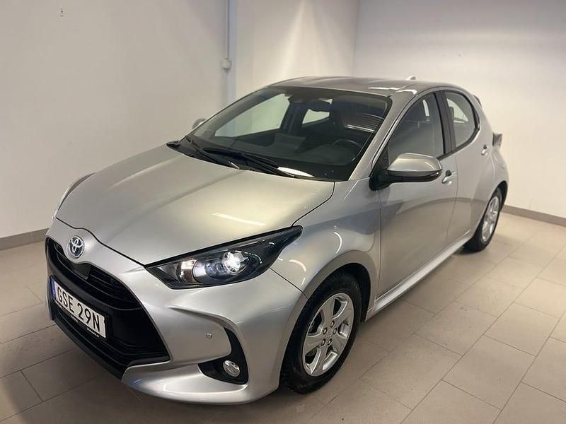 Begagnad Toyota Yaris Hybrid 92 HK (67 kW) 2023 Grå