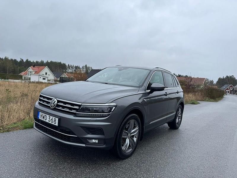 Silver metallic Begagnad 2018 VW Tiguan SUV | 244 900 kr (Lite dyr) - Bild 1/4