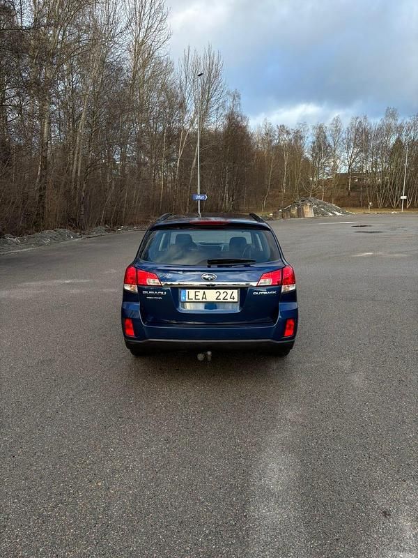 Begagnad Subaru Outback 167 HK (122 kW) 2012 Blå metallic Kombi