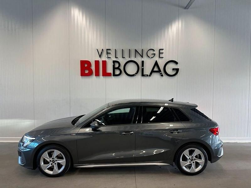 Grå Begagnad 2023 Audi A3 S-Line SUV | 299 500 kr - Bild 1/4