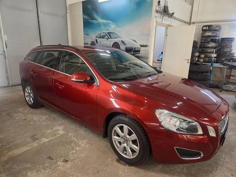 Röd Begagnad 2013 Volvo V60 Momentum Kombi | 79 900 kr (Marknadspris) - Bild 1/4