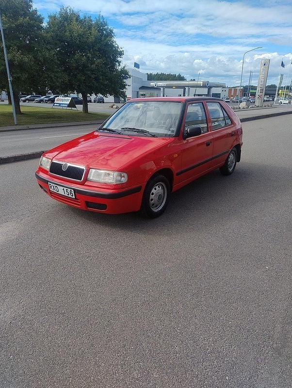 Röd Begagnad 2000 Skoda Felicia Halvkombi | 12 900 kr - Bild 1/4