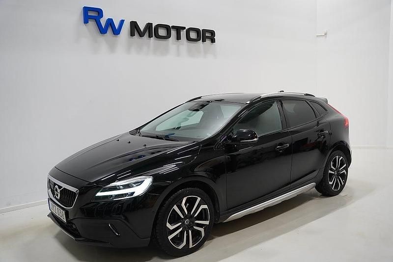 Begagnad Volvo V40 Summum 190 HK (139 kW) 2016 Svart Halvkombi
