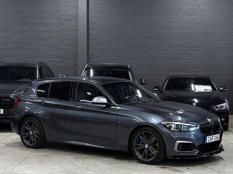 Grå (grå metallic) Begagnad 2018 BMW M140 M Sport Halvkombi | 359 900 kr (Lite dyr) - Bild 1/4
