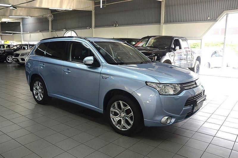 Ljusblå Begagnad 2013 Mitsubishi Outlander P-HEV SUV | 129 900 kr (Dyr) - Bild 1/4