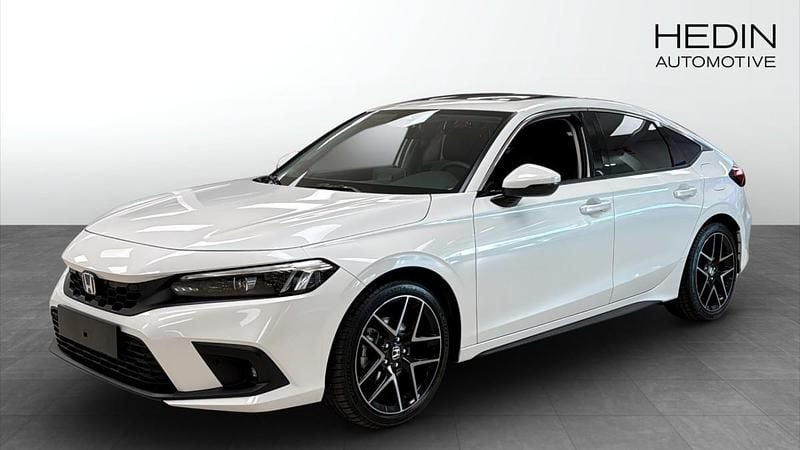 Vit (white) Begagnad 2024 Honda Civic Advance Sedan | 399 900 kr (Lite dyr) - Bild 1/4
