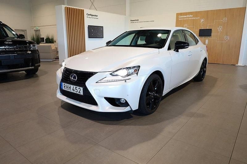 Vit Begagnad 2016 Lexus IS300h Sport Line Sedan | 219 900 kr (Bra pris) - Bild 1/3