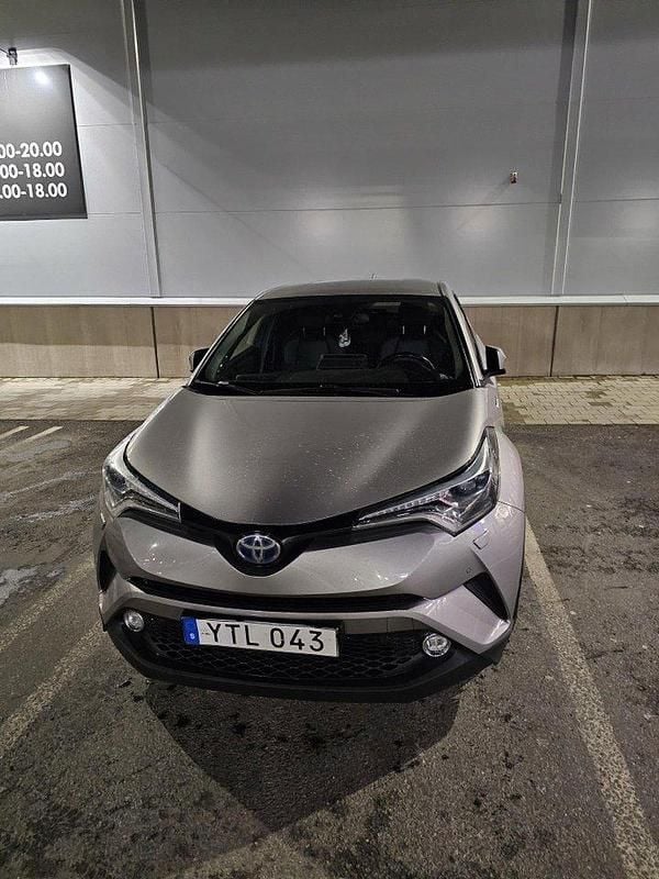 Grå Begagnad 2018 Toyota C-HR+ Executive SUV | 180 000 kr - Bild 1/4