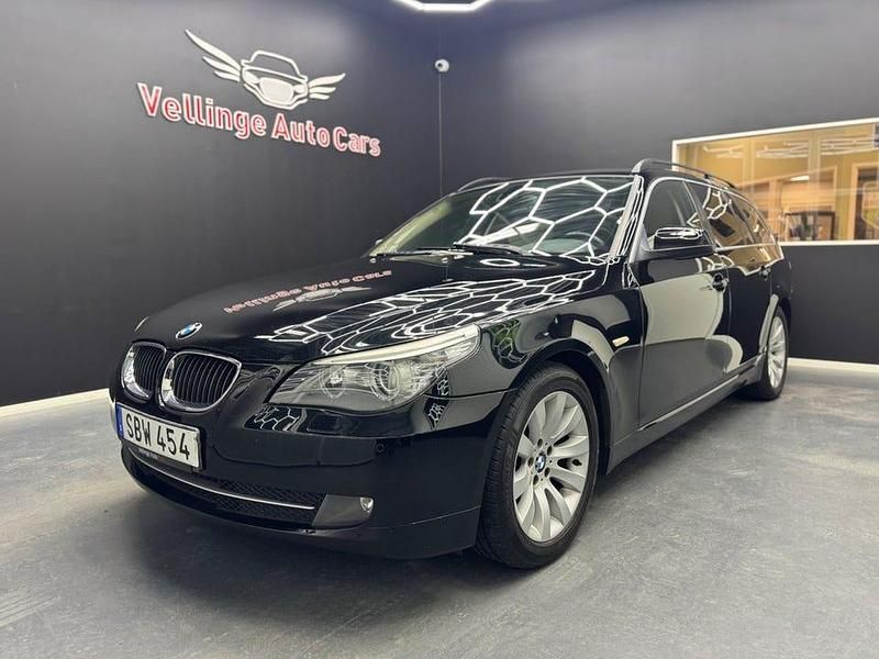 Svart Begagnad 2009 BMW 523 Kombi | 69 900 kr (Marknadspris) - Bild 1/4
