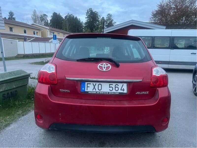 Röd Begagnad 2011 Toyota Auris Halvkombi | 85 000 kr (Marknadspris) - Bild 1/3