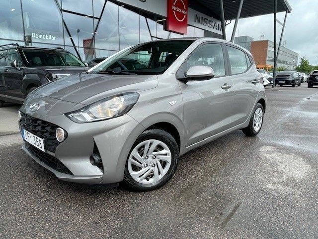 Gråmetallic Begagnad 2020 Hyundai i10 Essential Halvkombi | 119 500 kr (Lite dyr) - Bild 1/4