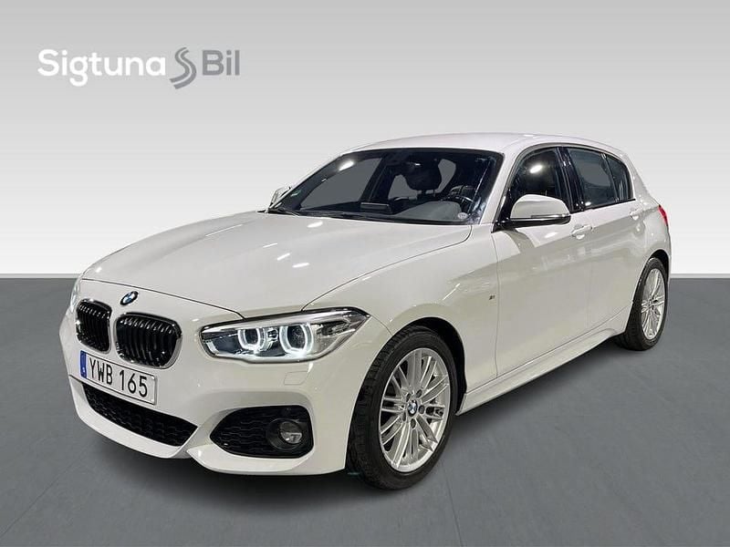 Vit Begagnad 2018 BMW 120 M Sport Halvkombi | 209 800 kr (Marknadspris) - Bild 1/3
