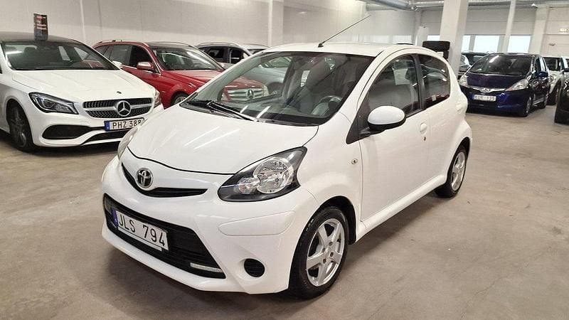 Vit Begagnad 2013 Toyota Aygo Halvkombi | 36 999 kr (Marknadspris) - Bild 1/4