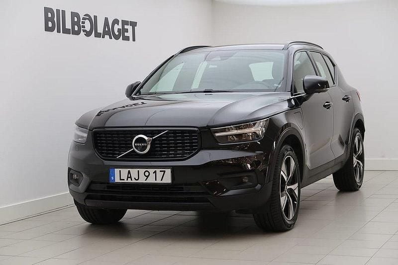 Svart Begagnad 2022 Volvo XC40 R-Design SUV | 344 800 kr (Marknadspris) - Bild 1/4