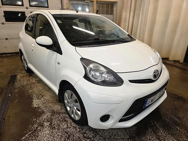 Vit Begagnad 2013 Toyota Aygo Halvkombi | 29 000 kr (Marknadspris) - Bild 1/4