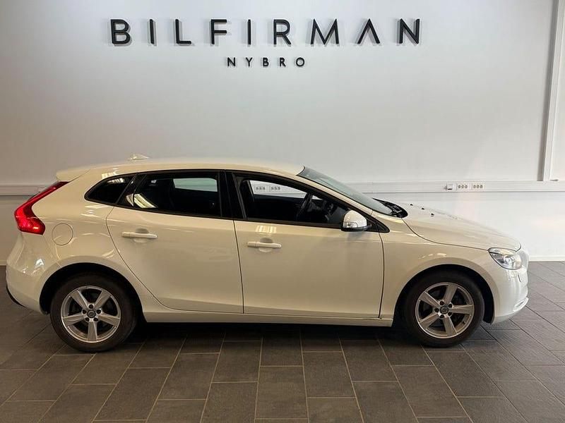Vit Begagnad 2014 Volvo V40 Kinetic Kombi | 104 900 kr (Marknadspris) - Bild 1/4