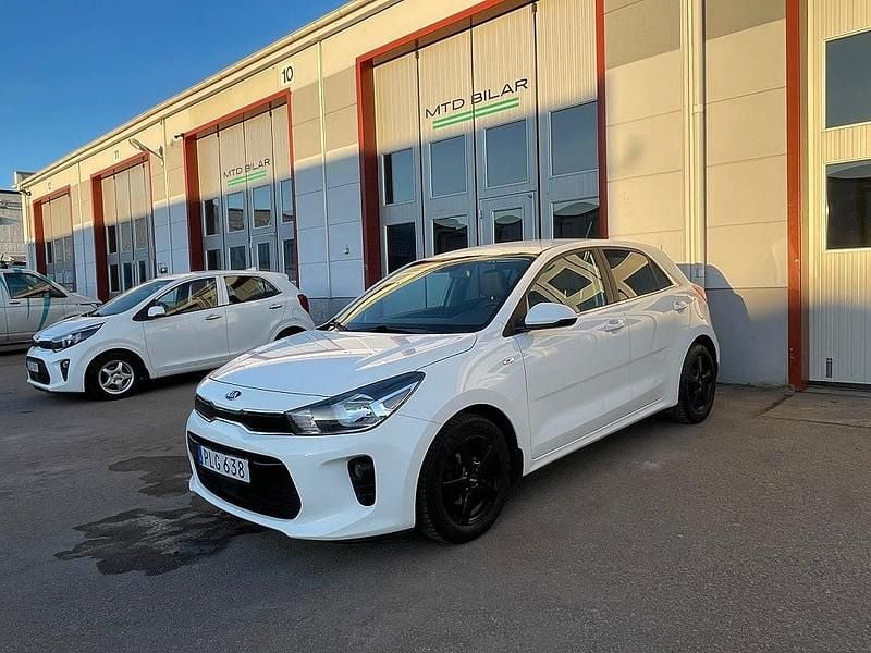 Begagnad Kia Rio 84 HK (61 kW) 2017 Vit Halvkombi