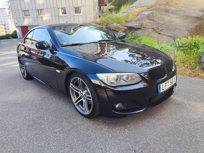 Svart Begagnad 2011 BMW 325 M Sport Sportkupé | 123 000 kr (Bra pris) - Bild 1/4