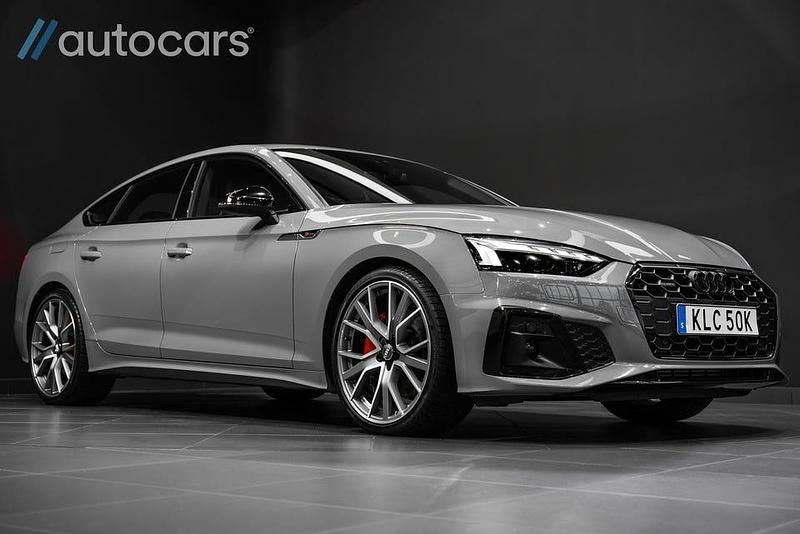 Grå Begagnad 2022 Audi A5 Competition Sportkupé | 437 500 kr (Marknadspris) - Bild 1/4