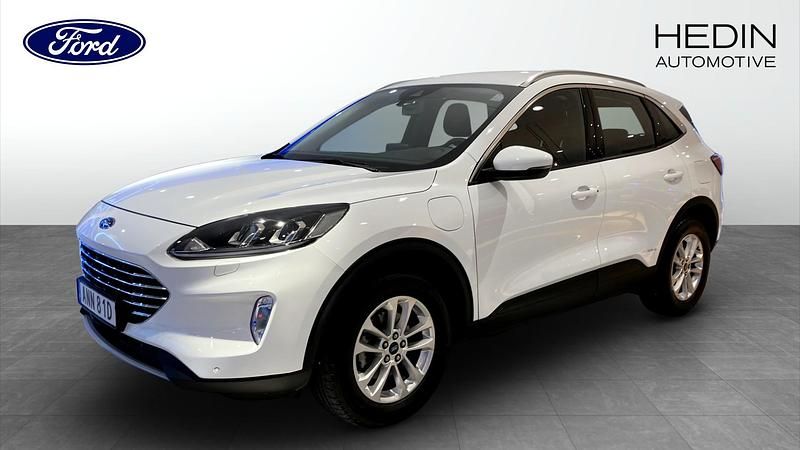 Frozen white Begagnad 2022 Ford Kuga SUV | 254 900 kr (Marknadspris) - Bild 1/4