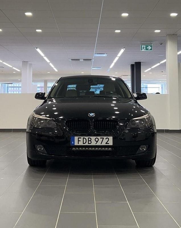 Svart Begagnad 2007 BMW 523 Sedan | 79 900 kr (Lite dyr) - Bild 1/4