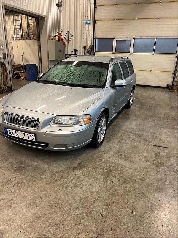 Silver Begagnad 2007 Volvo V70 Momentum Kombi | 25 000 kr (Bra pris) - Bild 1/4