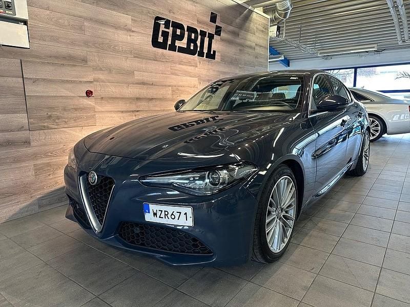 Mörkgrå (grå) Begagnad 2016 Alfa Romeo Giulia Super Sedan | 159 000 kr (Lite dyr) - Bild 1/4